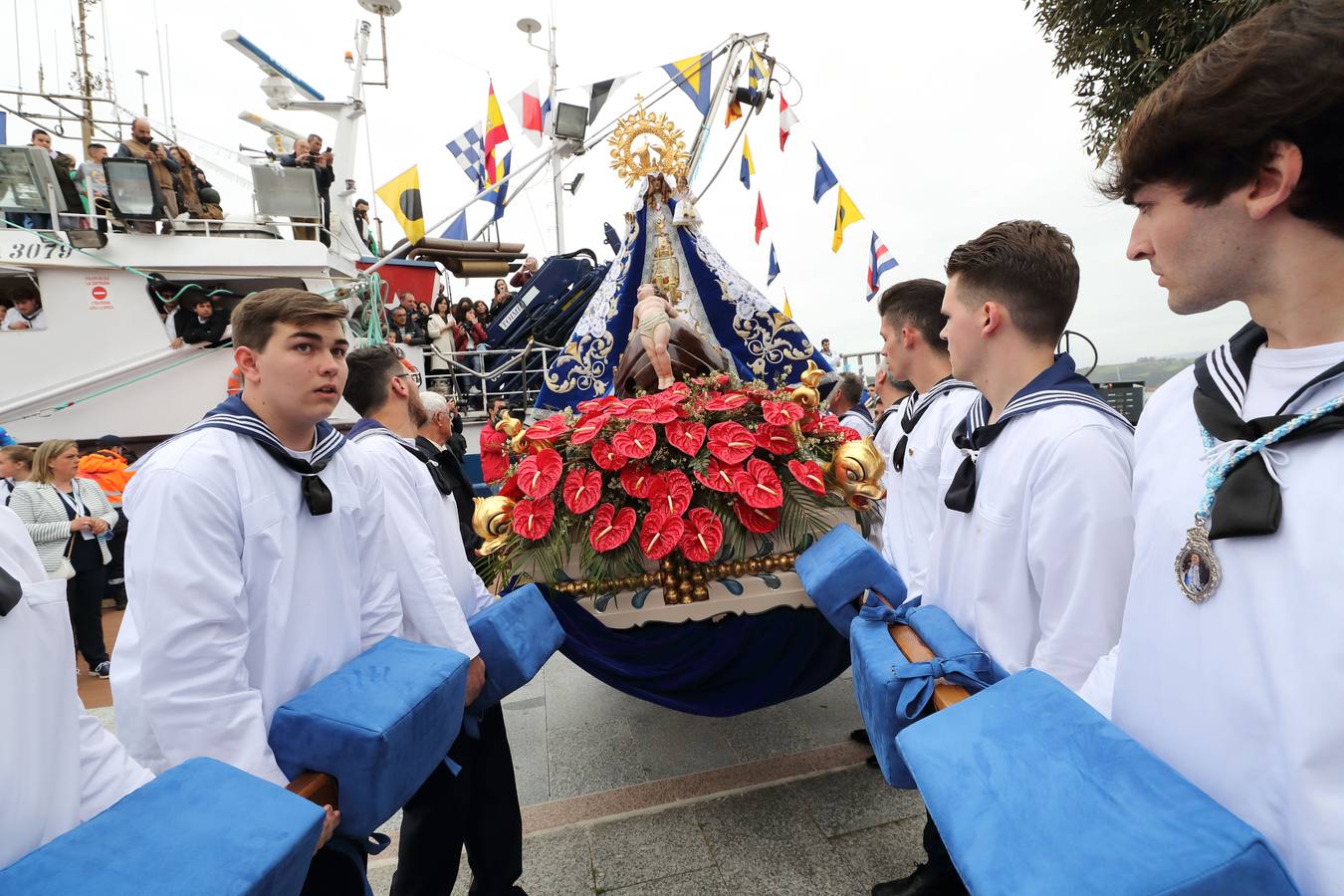 Los barquereños cumplieron con la tradición de llevar a su patrona en una multitudinaria procesión