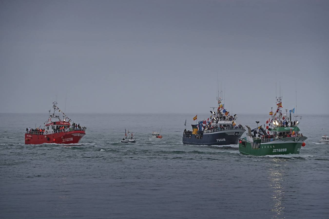 Los barquereños cumplieron con la tradición de llevar a su patrona en una multitudinaria procesión