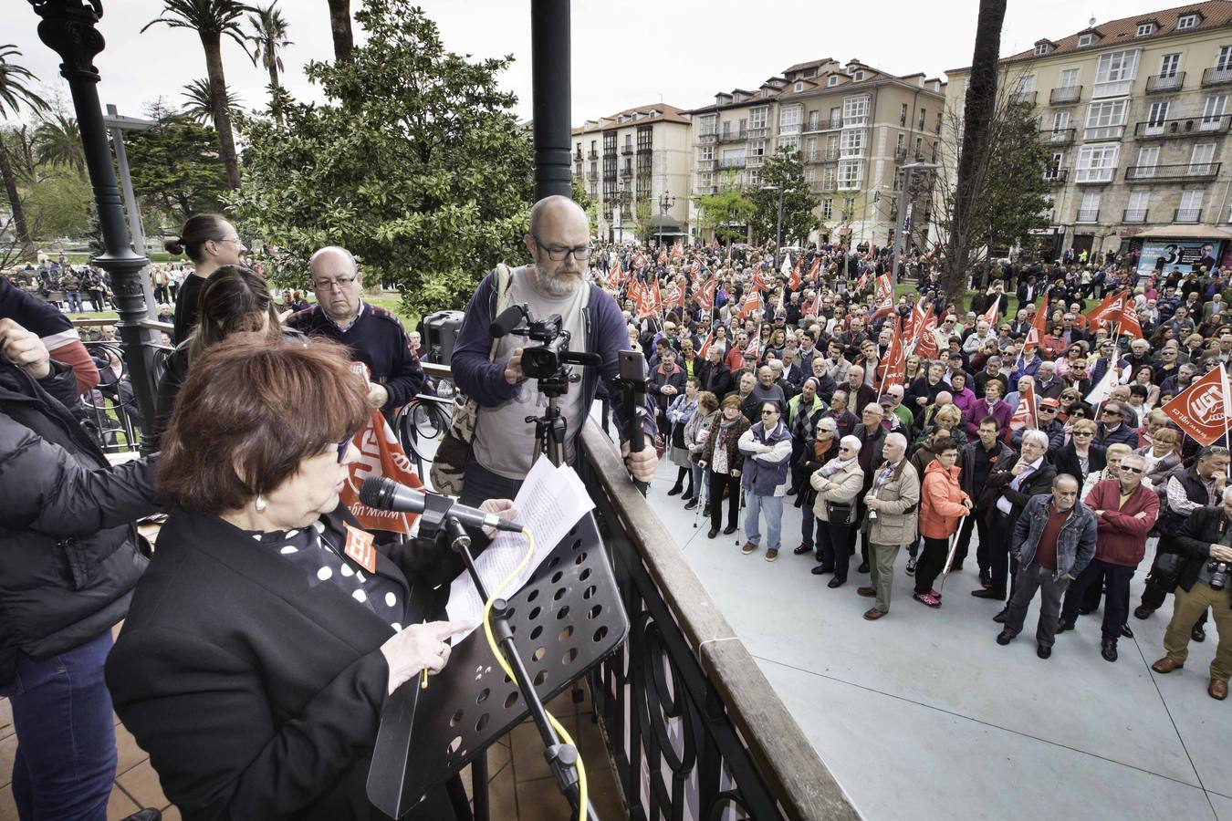 Miles de personas se han manifestado en Santander en defensa de las pensiones públicas.