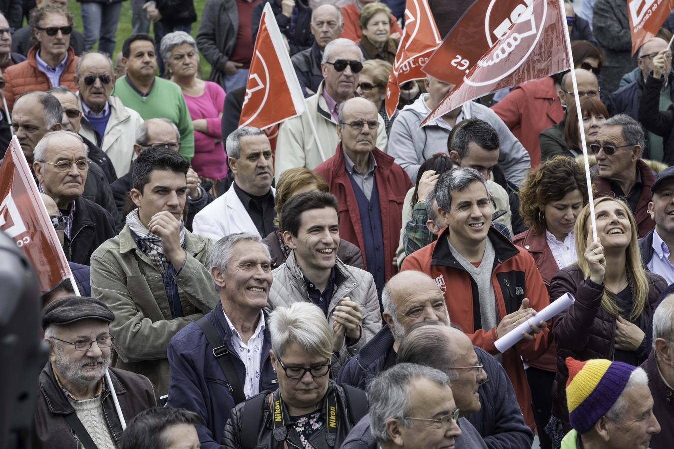 Miles de personas se han manifestado en Santander en defensa de las pensiones públicas.