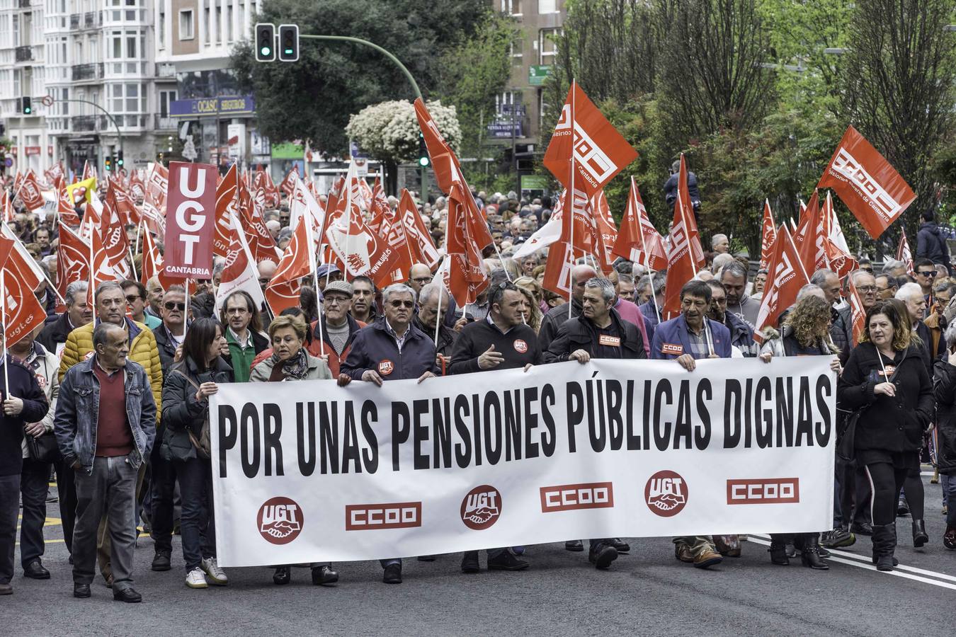 Miles de personas se han manifestado en Santander en defensa de las pensiones públicas.