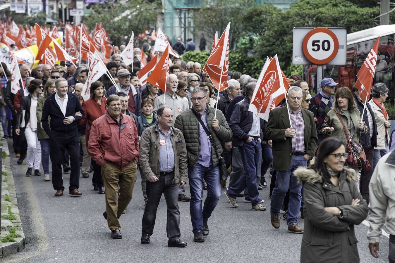 Miles de personas se han manifestado en Santander en defensa de las pensiones públicas.