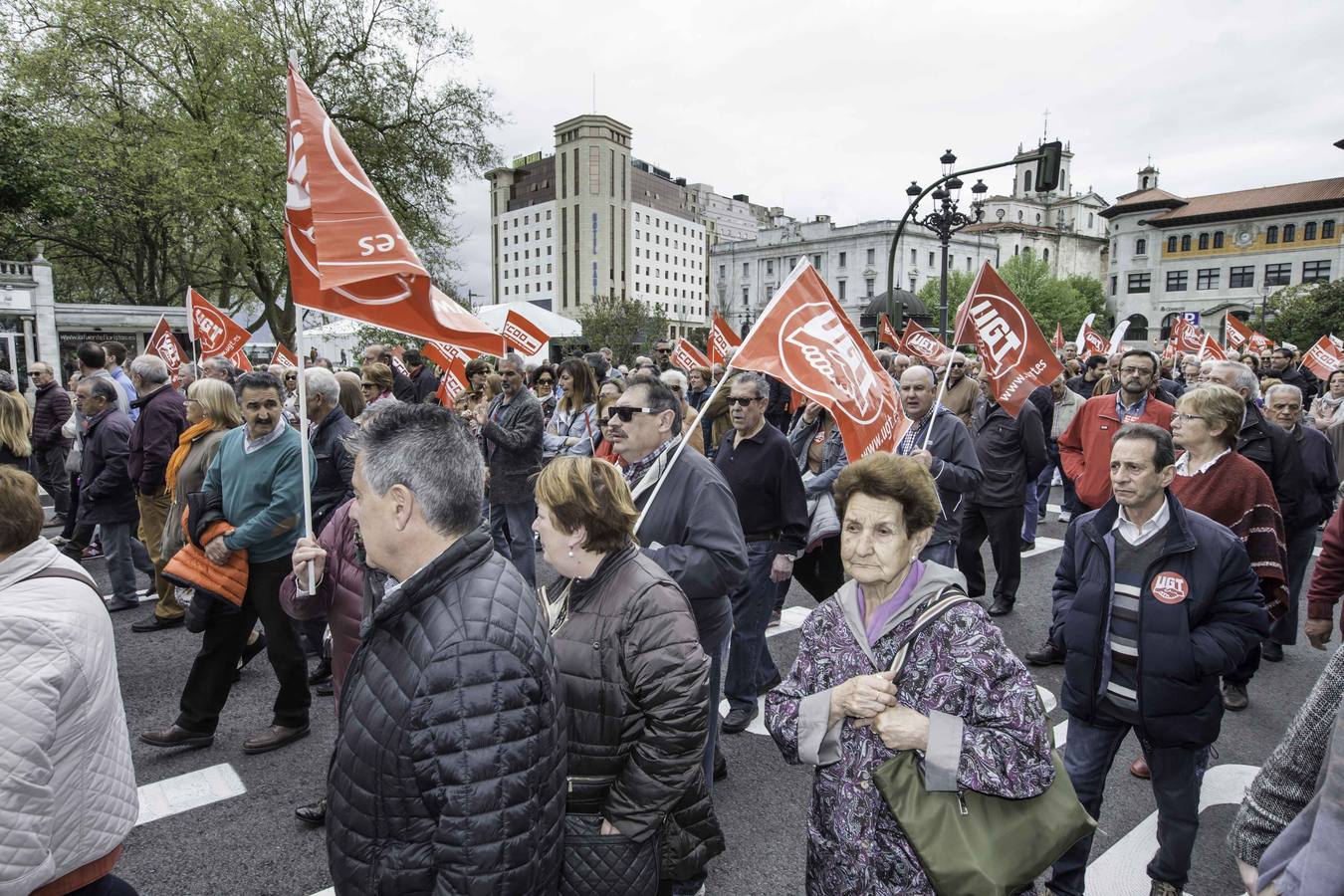 Miles de personas se han manifestado en Santander en defensa de las pensiones públicas.