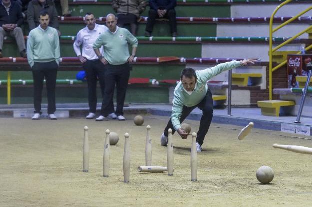 Óscar González birla una bola en un encuentro de Hermanos Borbolla.