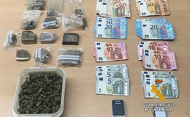 Droga y dinero intervenidos en el bar.