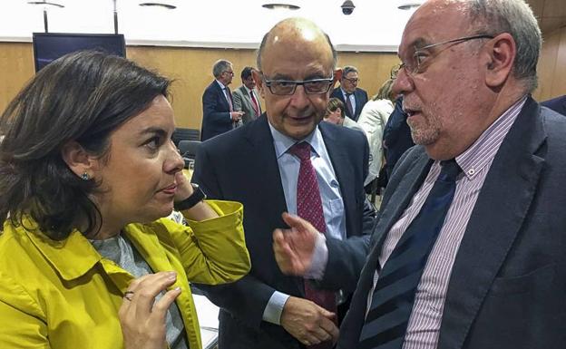 Sota junto a la vicepresidente y el ministro Montoro