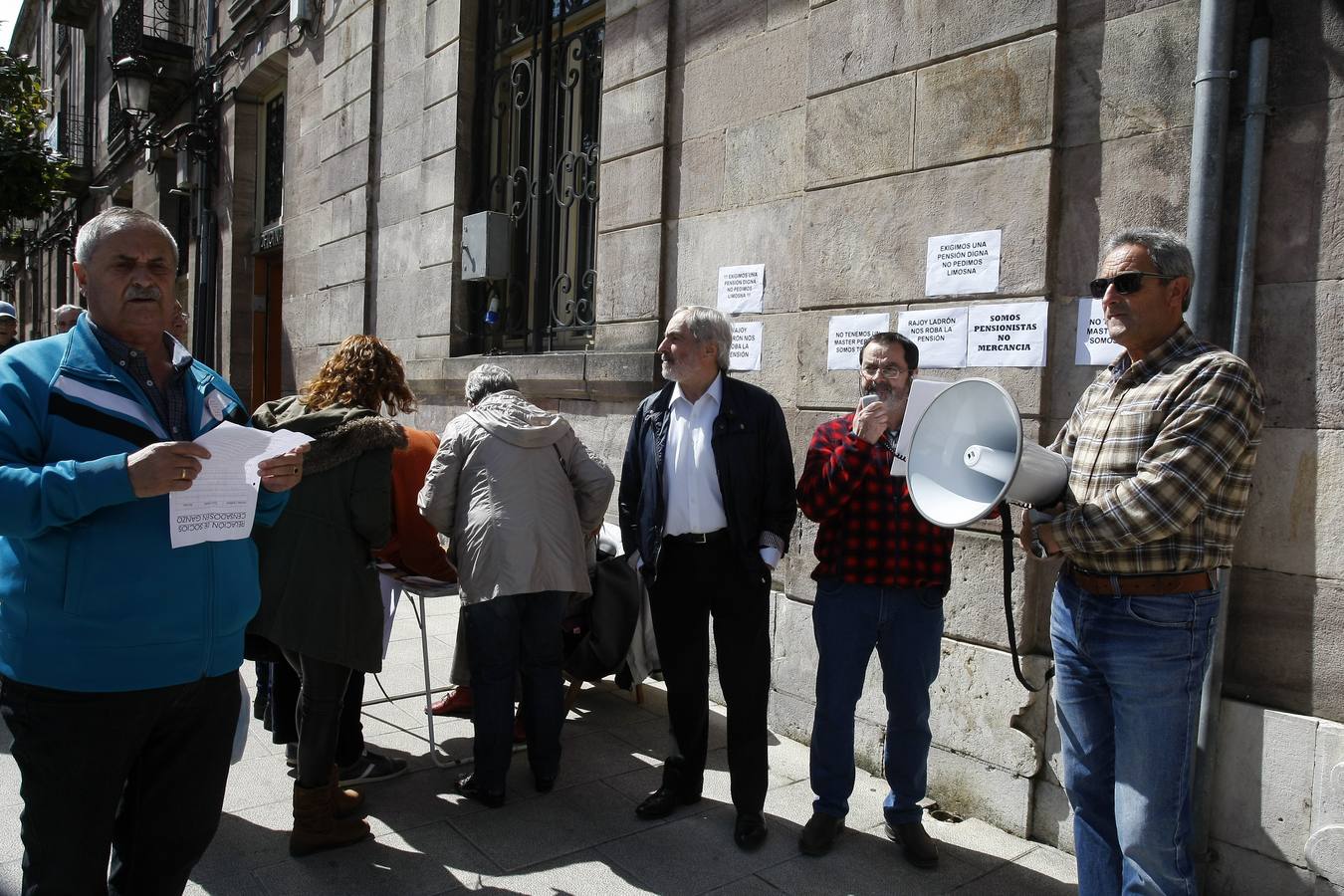 Fotos: Los pensionistas vuelven a salir a la calle