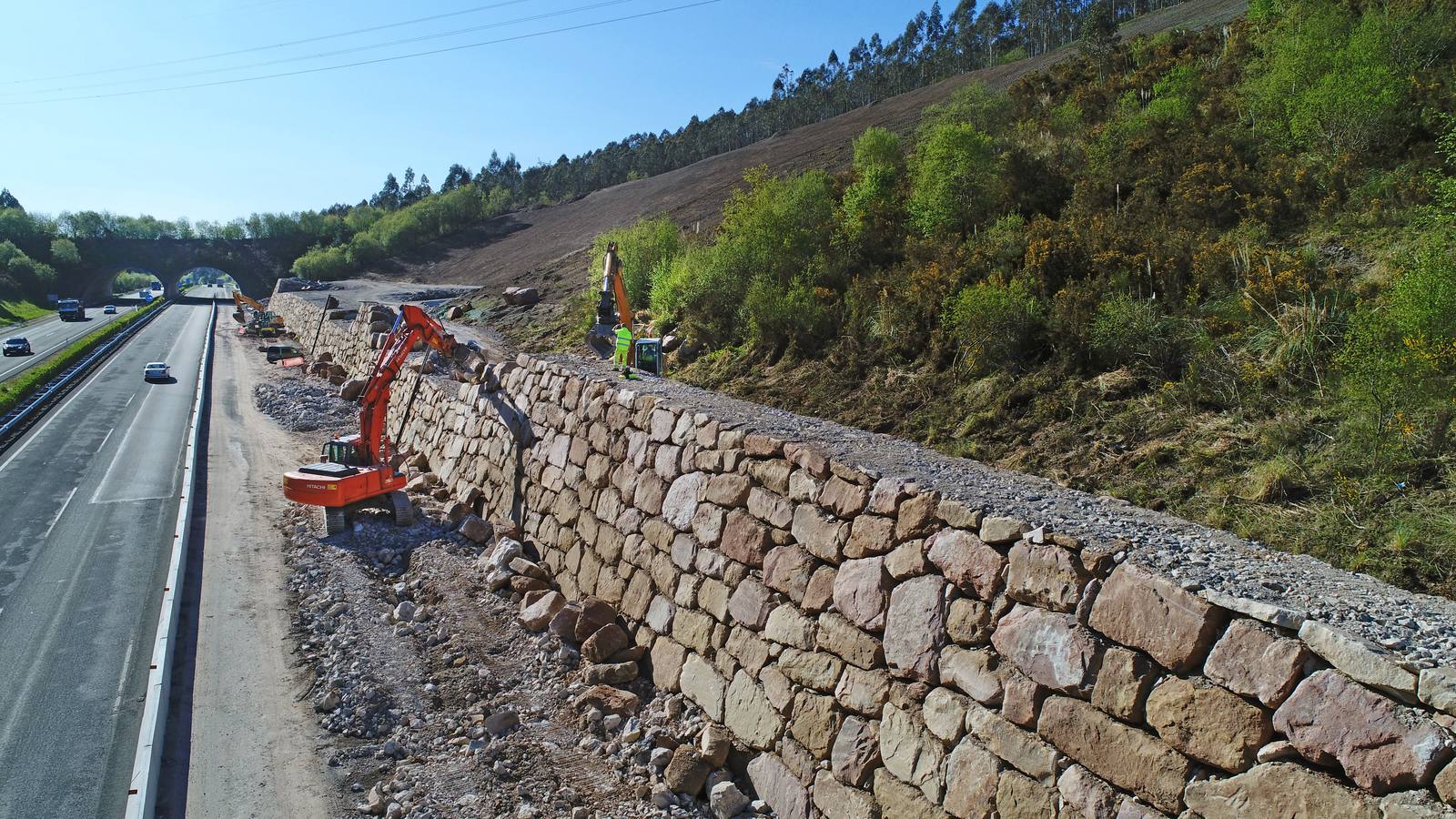 Fotos: Prosiguen las obras para frenar el argayo de Caviedes