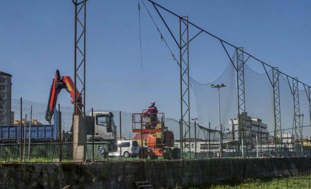 Las máquinas trabajan estos días en las Instalaciones Nando Yosu. :: 