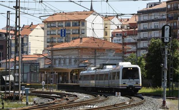 Un tren de Feve circula por las vías a su paso por el centro de la ciudad.