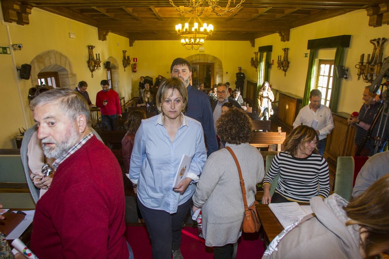 Fotos: La alcaldesa de Camargo se somete a una moción de confianza en un pleno extraordinario