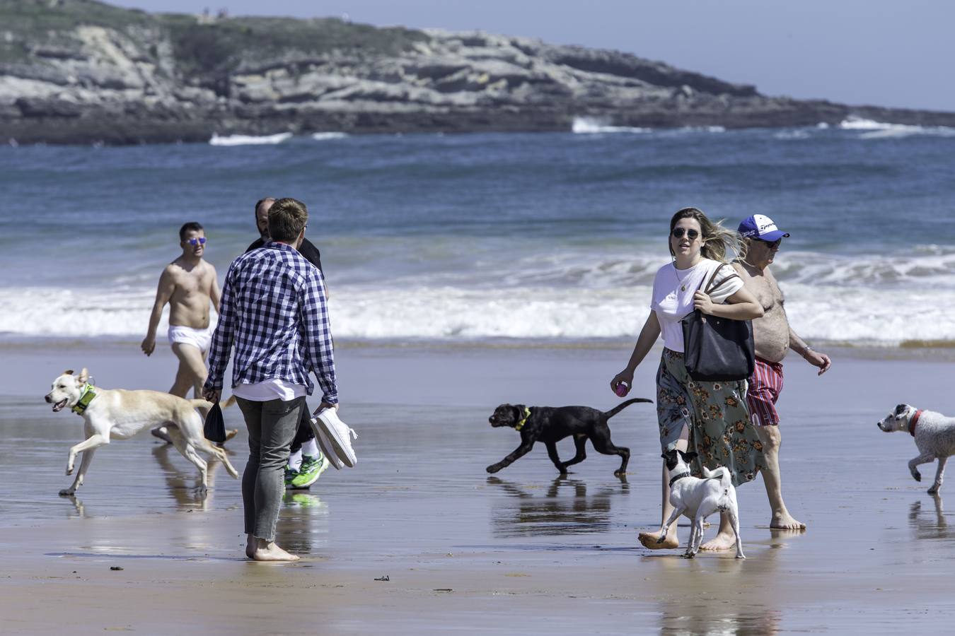 Las altas temperaturas de este abril han sacado a los primeros valientes a las playas de Cantabria