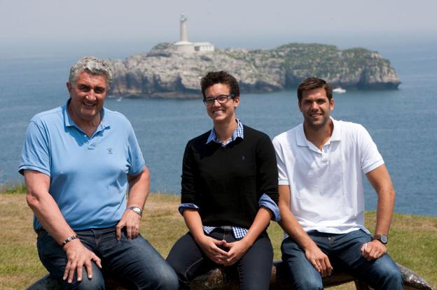 Fernando Romay, junto a Laura Nicholls y Felipe Reyes, en una visita a Santander. 