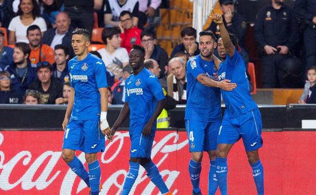 Los jugadores del Getafe celebran el segundo gol marcado por Remy (d). 