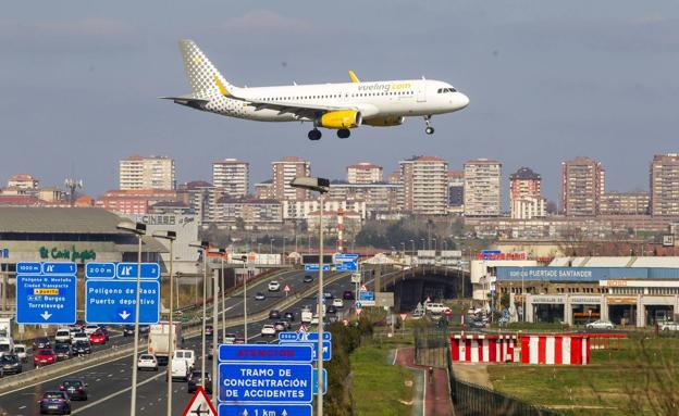 Cultura repartirá obras de poetas cántabros en vuelos de dos compañías aéreas