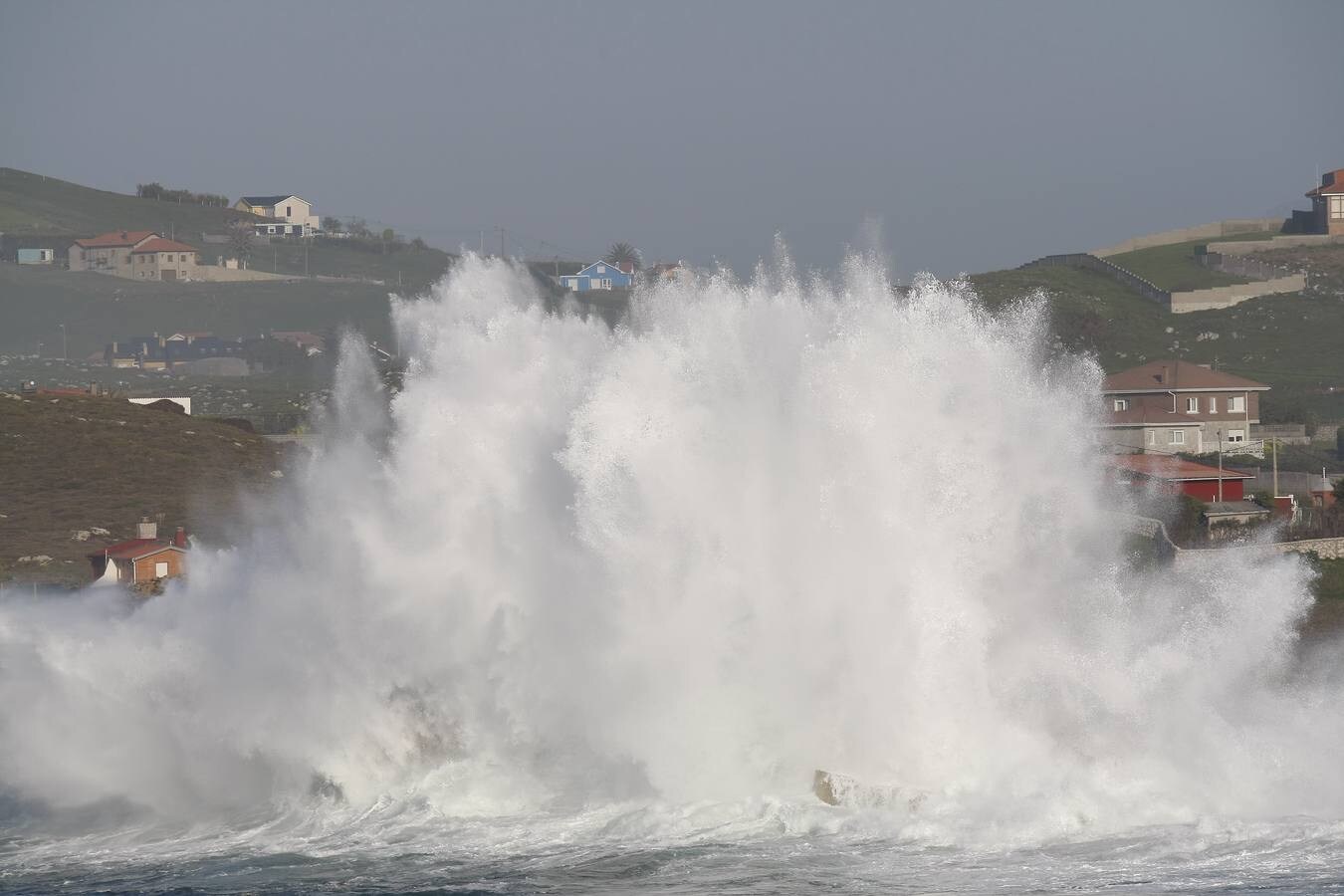 Fotos: El Mar Cantábrico golpea la costa en Suances