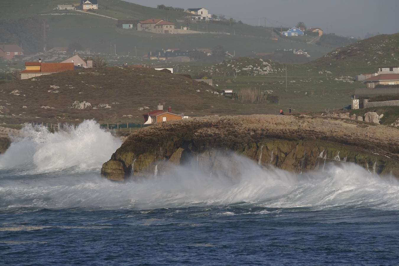 Fotos: El Mar Cantábrico golpea la costa en Suances