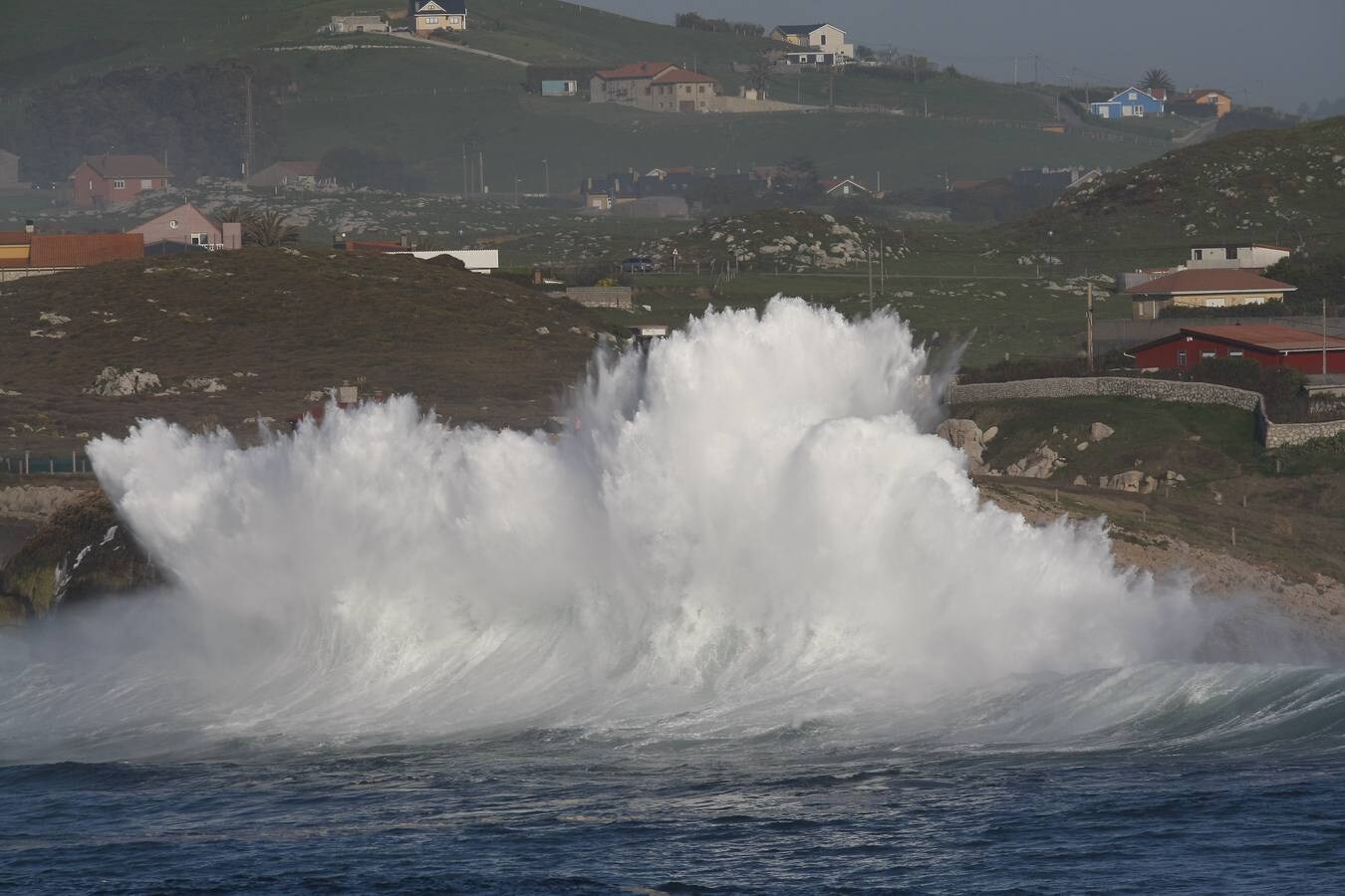 Fotos: El Mar Cantábrico golpea la costa en Suances