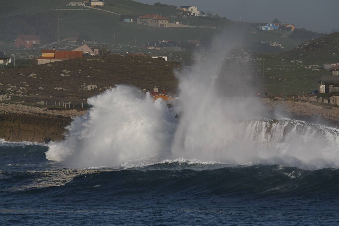 Fotos: El Mar Cantábrico golpea la costa en Suances