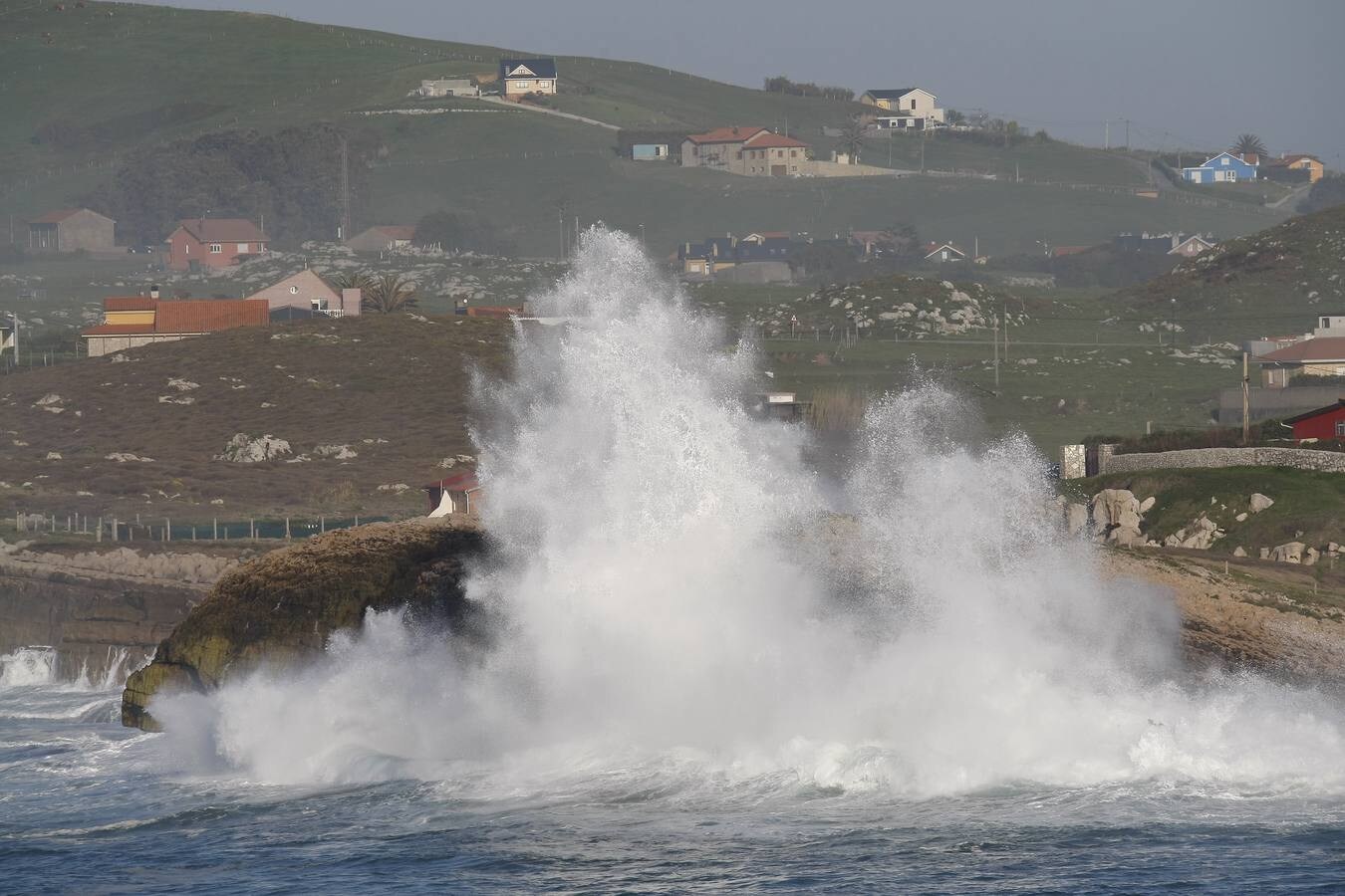 Fotos: El Mar Cantábrico golpea la costa en Suances