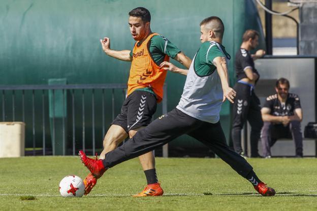 Gándara trata de salvar una entrada de Dani Aquino en la sesión del miércoles. 