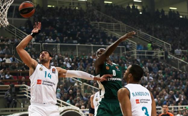 Gustavo Ayón y Anthony Randolph, durante el segundo duelo en Atenas.