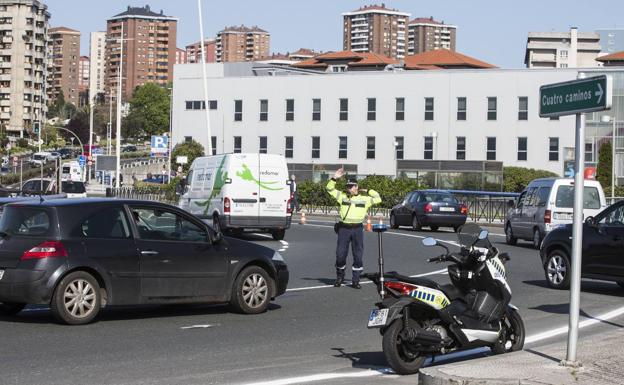 Pasadas las nueve y media de la noche los operarios, apoyados por miembros de la Policía Local de Santander, procedieron al pintado de la turborrotonda.