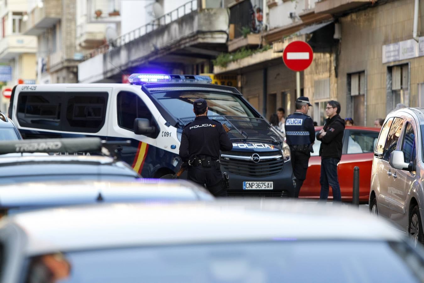 Un fuerte contingente de policías nacionales e inspectores del Cuerpo Superior participó en la operación, que se saldó con dos detenciones 