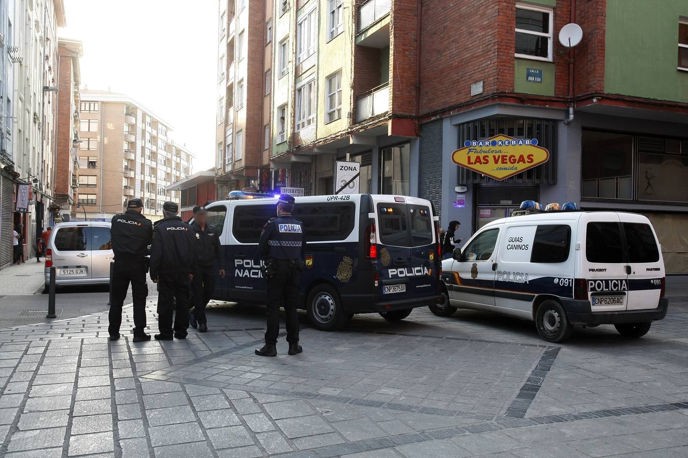 Un fuerte contingente de policías nacionales e inspectores del Cuerpo Superior participó en la operación, que se saldó con dos detenciones 