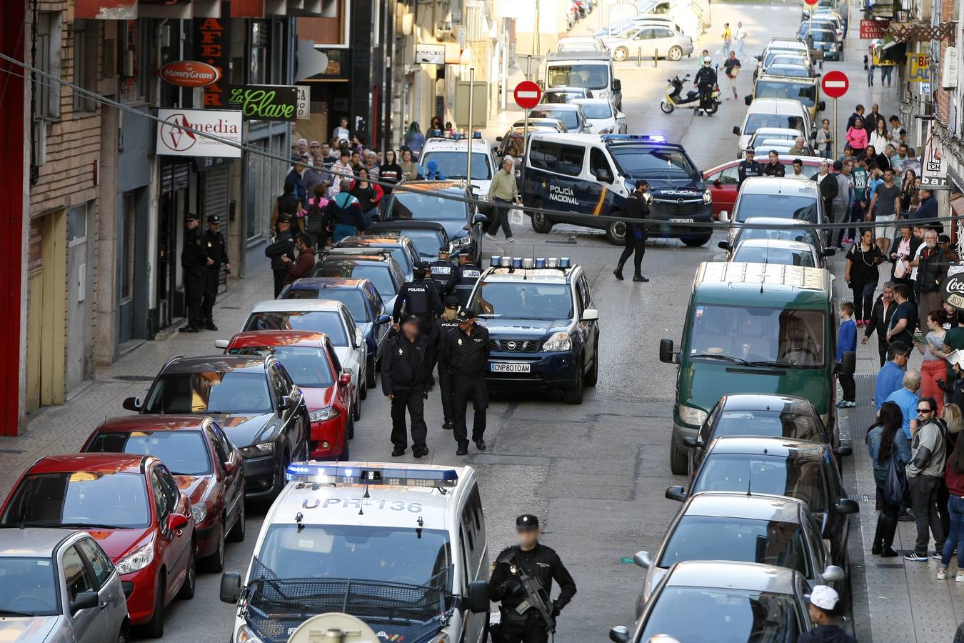 Un fuerte contingente de policías nacionales e inspectores del Cuerpo Superior participó en la operación, que se saldó con dos detenciones 