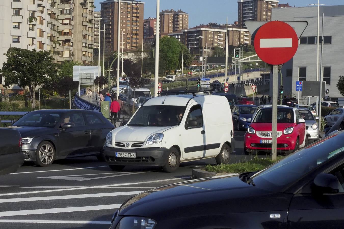 Ya está en funcionamiento la nueva glorieta, que ha provocado retenciones en la S-10, hasta el centro comercial de Valle Real