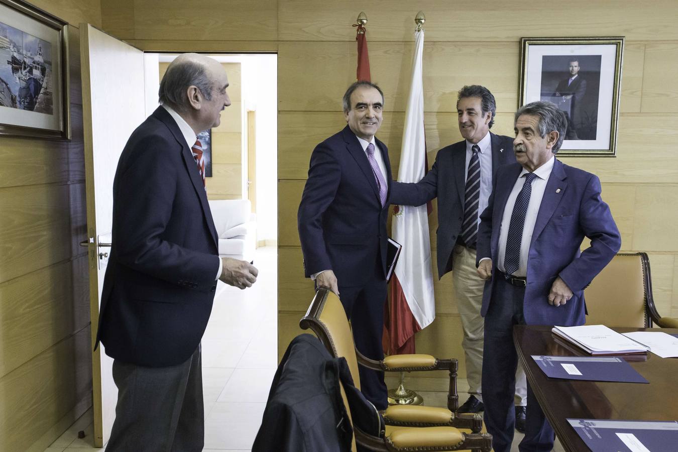 Revilla, junto a Manuel Niño, secretario general de Infraestructuras del Estado y los consejeros Mazón y Martín, antes de la reunión del pasado 22 de febrero.