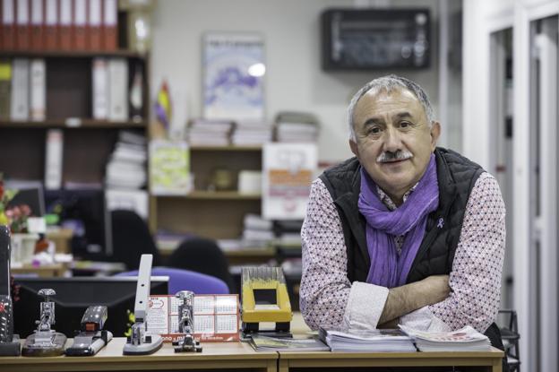 Pepe Álvarez, en la sede de la UGT de Cantabria con su pañuelo y pin morados «para no olvidar la lucha diaria por la igualdad». 