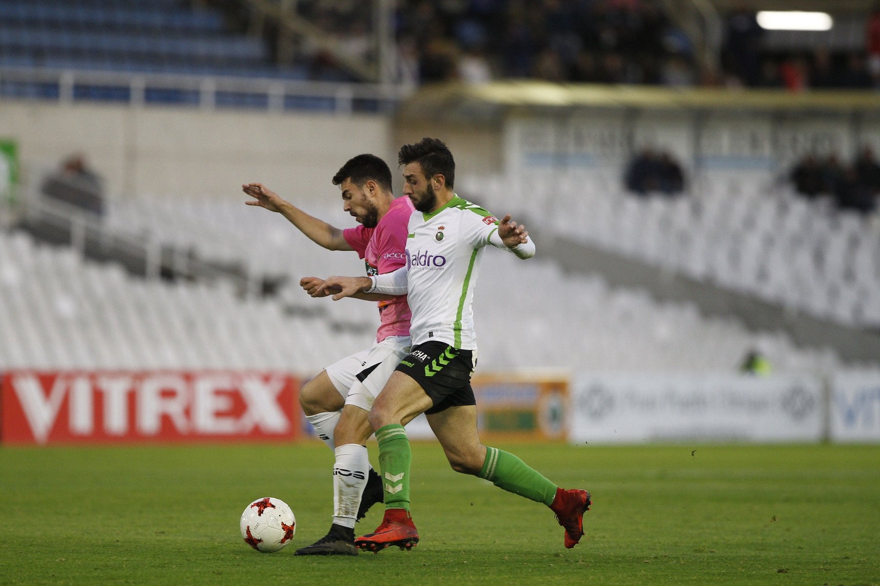 Mika protege el balón ante Javi Cobo en el partido de ida. 