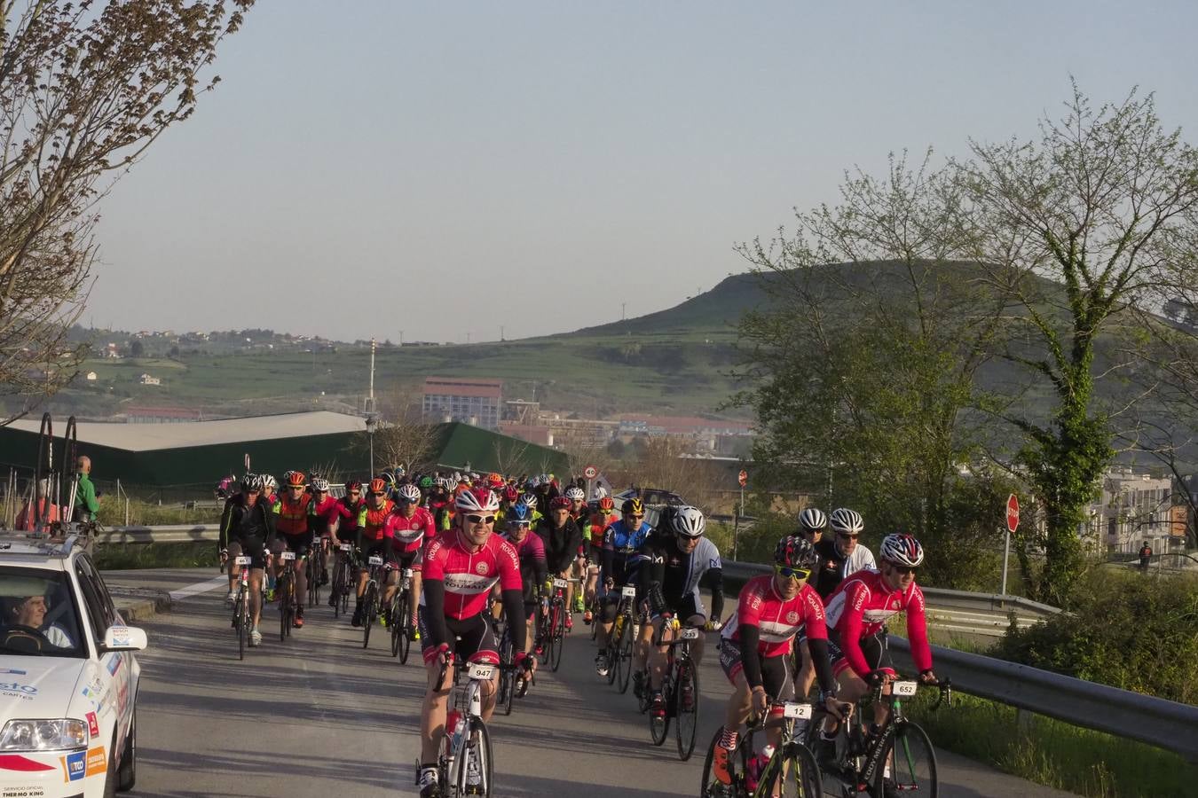 Fotos: 2.000 corredores toman la salida en La Cantabrona