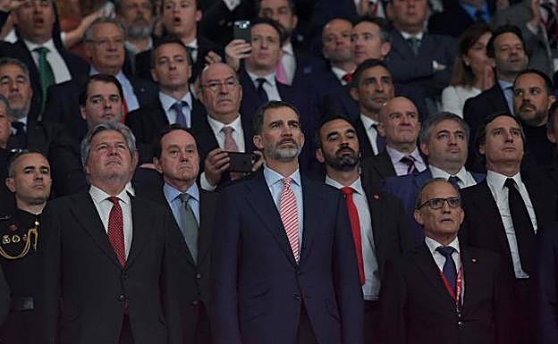 El rey Felipe VI escucha el himno español en el palco del Wanda Metropolitano. 