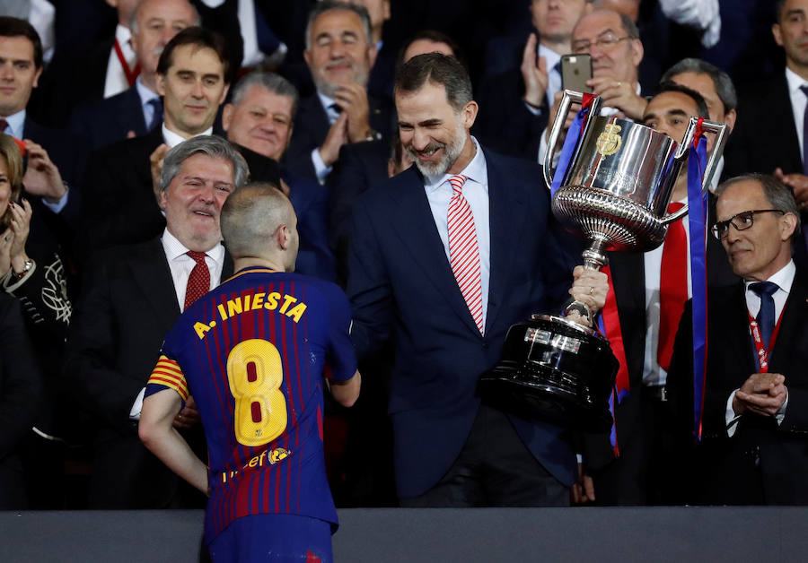 Andrés Iniesta se despidió de la Copa del Rey de la mejor manera posible, levantando el trofeo de campeón y realizando un auténtico partidazo que incluyó un gran gol marca de la casa.