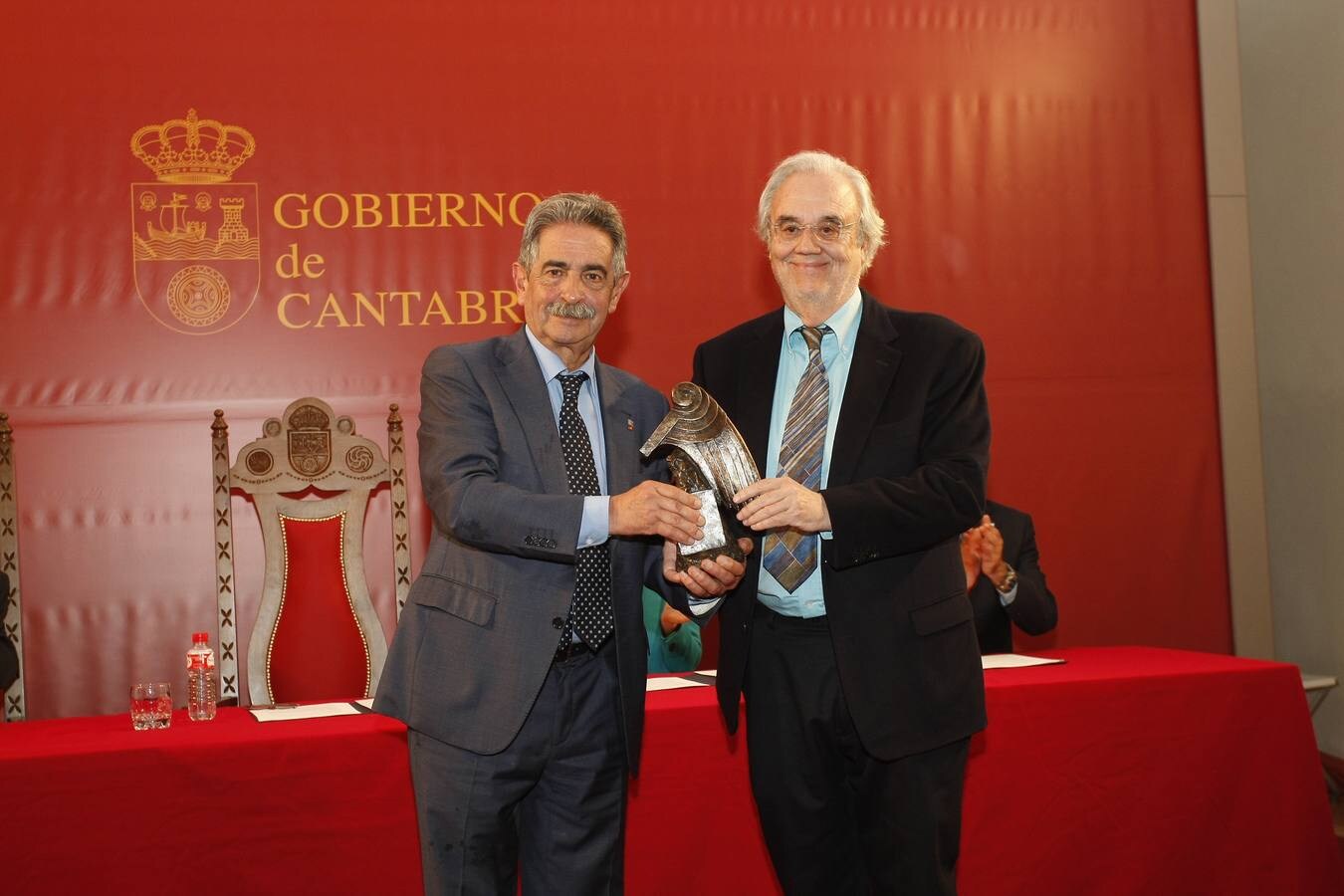 Fotos: Brorrel y Gutíérrez Aragón reciben los premios Beato en Potes