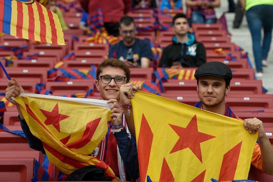 El Sevilla-Barcelona, un duelo marcado por la política y las reivindicaciones independentistas. En los exteriores del Wanda Metropolitano, se ha desplegado un amplio dispositivo de seguridad 