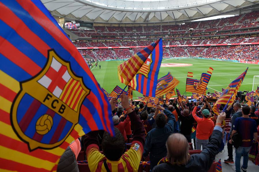 El Sevilla-Barcelona, un duelo marcado por la política y las reivindicaciones independentistas. En los exteriores del Wanda Metropolitano, se ha desplegado un amplio dispositivo de seguridad 