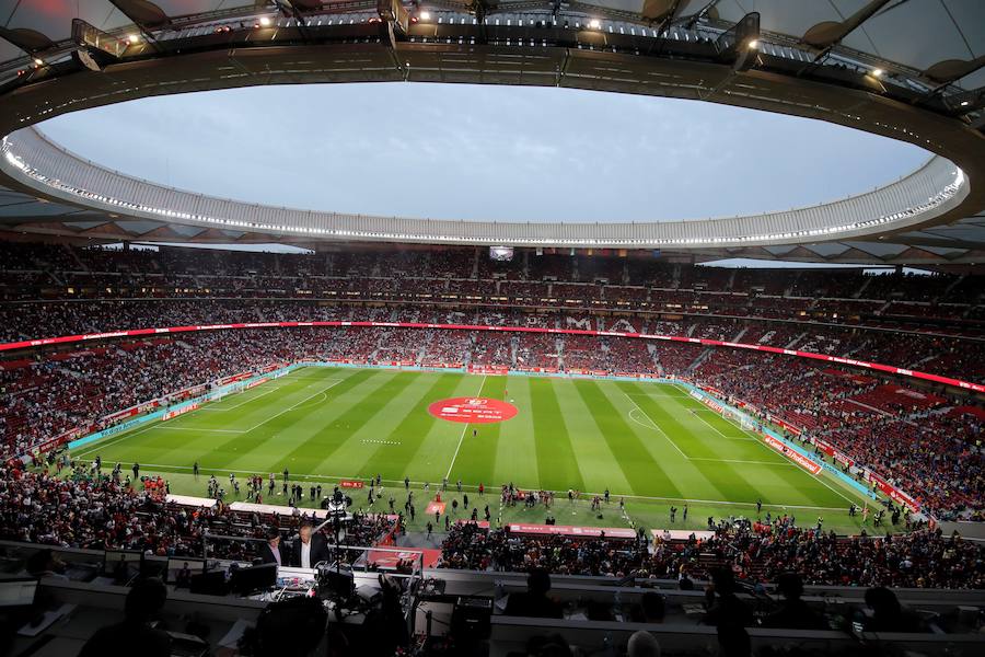 El Sevilla-Barcelona, un duelo marcado por la política y las reivindicaciones independentistas. En los exteriores del Wanda Metropolitano, se ha desplegado un amplio dispositivo de seguridad 