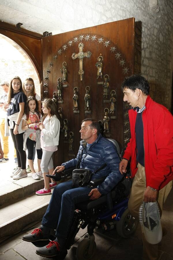 Fotos: Los últimos peregrinos atraviesan la Puerta del Perdón en Santo Toribio