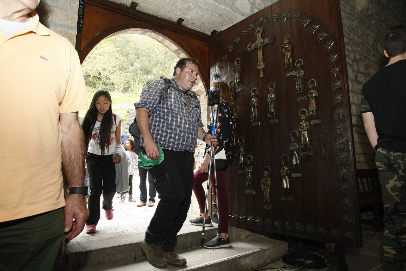 Fotos: Los últimos peregrinos atraviesan la Puerta del Perdón en Santo Toribio