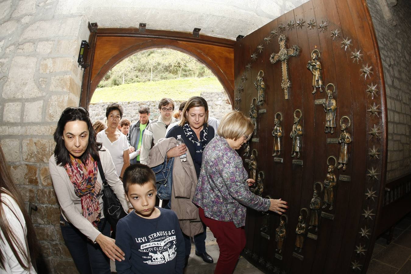 Fotos: Los últimos peregrinos atraviesan la Puerta del Perdón en Santo Toribio