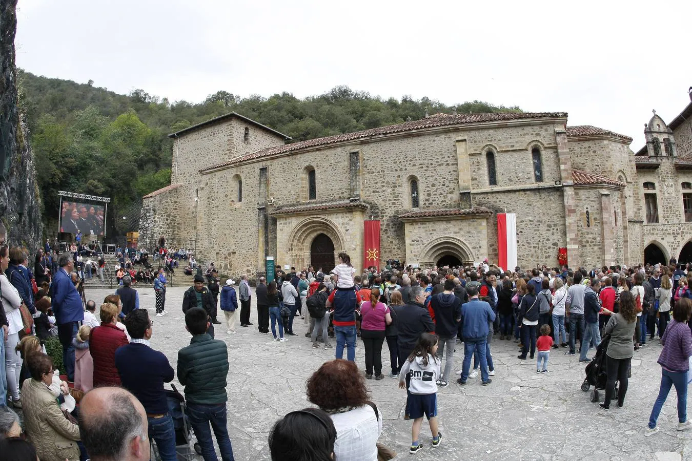 Fotos: Misa y cierre de la Puerta del Perdón para poner fin al Año Santo Lebaniego