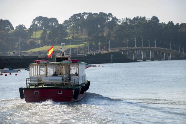  La canal. Los ayuntamientos de Marina de Cudeyo y de Ribamontán al Mar, al igual que los Reginas y los hosteleros, llevan años pidiendo el dragado de la canal entre Pedreña y Somo, un problema que va en aumento.