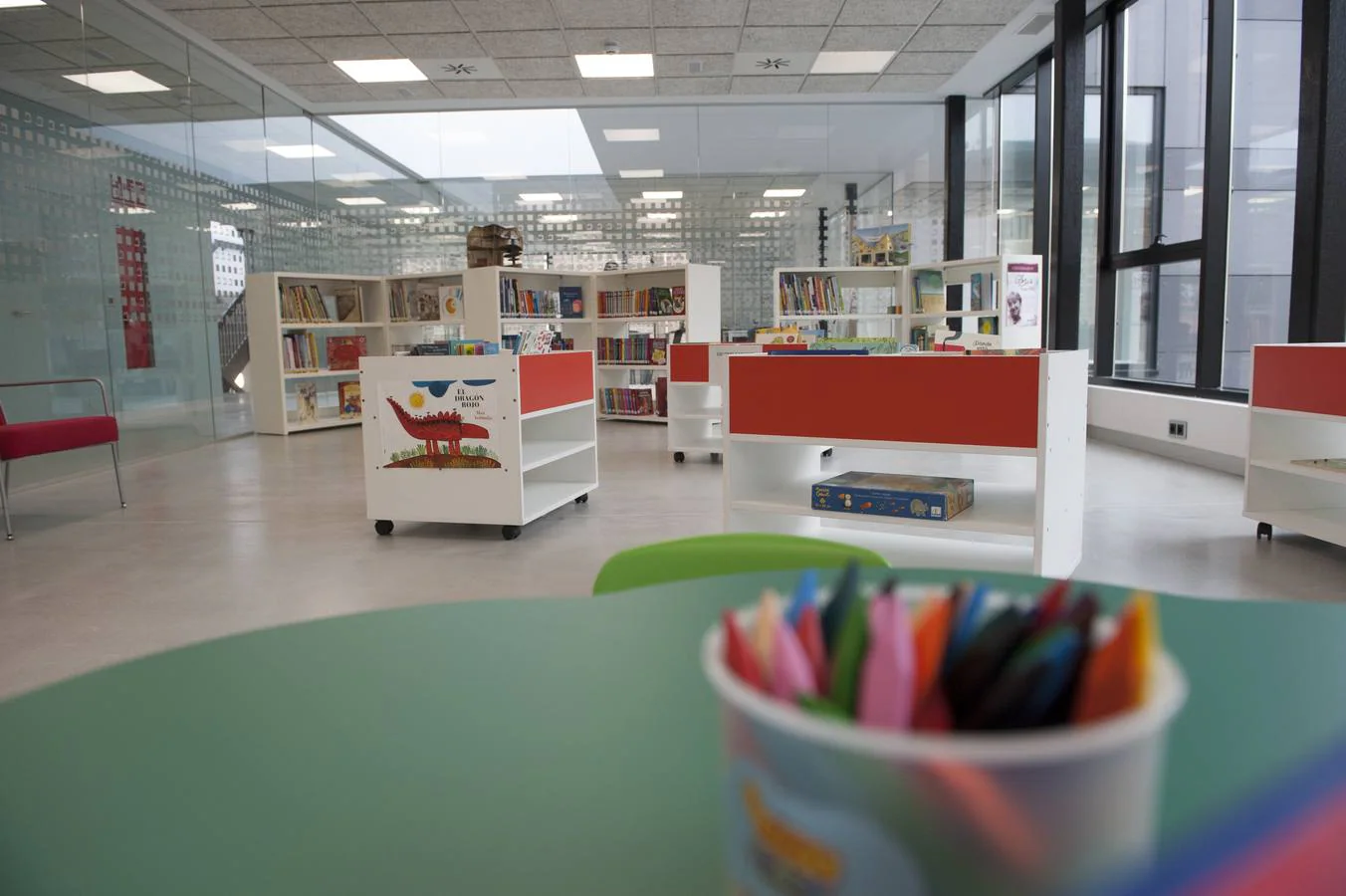 Fotos: La biblioteca de Cazoña abre con 2.500 libros en las estanterías