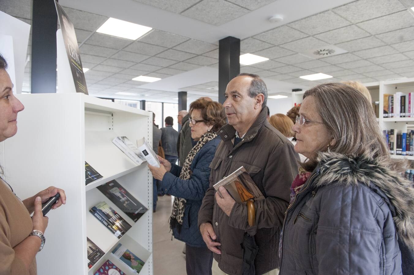 Fotos: La biblioteca de Cazoña abre con 2.500 libros en las estanterías