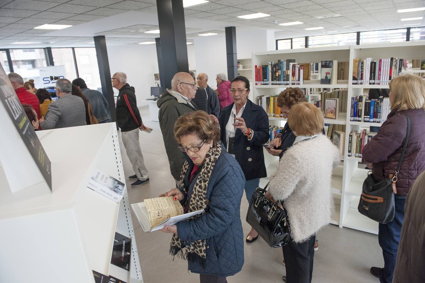 Fotos: La biblioteca de Cazoña abre con 2.500 libros en las estanterías