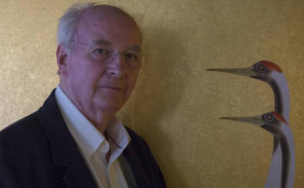 Philip Pullman, quien asegura que su 'daemonion' en 'La materia oscura' sería un pájaro que roba cosas, posa en el Hotel Gran Vía de las Letras en Madrid. 